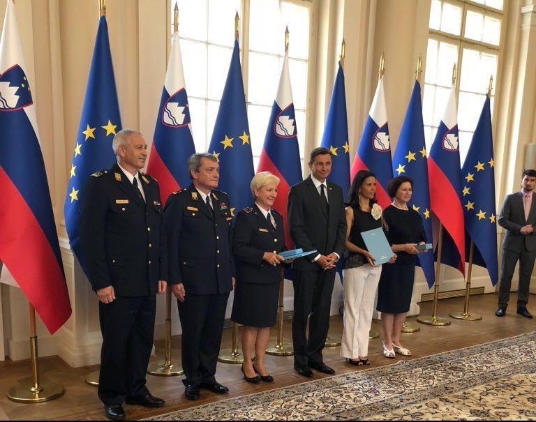 Veleposlanik v predsedniški palači v Ljubljani ob podelitvi vojaškega odlikovanja